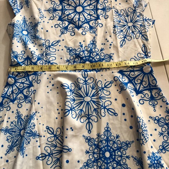 Snowflake Print Short-Sleeve Dress - Picture 6 of 10